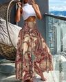 Boho-stijl maxi-rok met paisley-print en witte crop top op een zonnig balkon in de buitenlucht - S / Abrikoos met rode bloemenprint