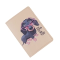 Funda para pasaporte en piel sintética beige con diseño de perro y texto It's Good to See You - Caqui