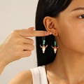 Boucles d'oreilles bohèmes vintage avec turquoise, tête de taureau et émail floral - Rétro Or Tête de Taureau Vigne Boucles d'Oreilles (9539)