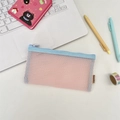 Dettaglio della borsa in rete rosa con cerniera blu sulla scrivania con cancelleria - Rosa Chiaro (Cerniera Celeste)