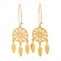 Boucles d'oreilles attrape-rêves dorées avec cercles mandalas et pendentifs plumes en métal - Or (KDE985)