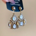 Dettaglio macro di orecchini vintage in argento 925 con cristalli e opali brillanti - Ago d'argento / Oro-Bianco
