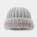 Détails de la maille épaisse et doublure en polaire sur ce bonnet d'hiver gris clair - Taille unique / Gris