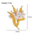 Broche de perlas vintage dorado tipo ramo para abrigos con medidas 5.7cm x 4.5cm y peso 17.2g - Estilo Hoja Dorada y Perla (FG101-A)