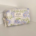 Dettaglio della borsa da toilette trapuntata con fiori blu e tirante della zip in tessuto - Fiore Elfo Blu [Borsetta Ottagonale]