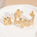 Dettaglio del set di bracciale e anello in metallo dorato con motivi di foglie di ginkgo - Fiore a cinque foglie dorato (set da due pezzi)