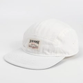 Detalle de gorra camper blanca de 5 paneles con lona de algodón y parche vintage - Ajustable / Blanco