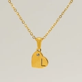 Collana con pendente a cuore dorato con lettera L incisa e un piccolo zircone lucido - Lettera L