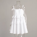 Detalle de volantes escalonados y tirantes ajustables en el vestido blanco de verano - S / Blanco