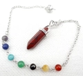 Rode jaspis pendel met zeven chakra-kralen aan een zilverkleurige metalen ketting - B28-Rode Jaspis