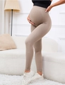 Detail der Schwangerschafts-Leggings in Khaki aus Rippstrick mit hoher Taille - S / Hellkaffee