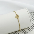 Elegante bracciale a cuore placcato oro con zirconi su cuscino espositivo bianco - Stile Zircone a Cuore (B0028B)