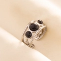 Detalle macro de anillo ajustable de acero inoxidable plateado con piedra de mármol negro - Plata-Piedra Negra