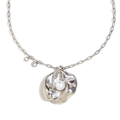 Collana con pendente a fiore d'argento, perla centrale e zirconi su sfondo bianco - Color Acciaio