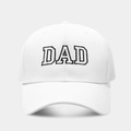Detalle del bordado de letras DAD en gorra de béisbol de algodón blanco con visera - Contorno DAD / Blanco
