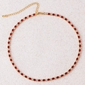 Detail einer goldenen Tennishalskette mit abwechselnd roten und weißen Zirkonia-Steinen - Rote Halskette-Gold