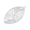 Vue macro d'un pendentif ovale argenté avec texture martelée et motifs ajourés - VD1587 Ellipse-Or Blanc
