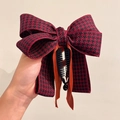 Dettaglio del fermaglio per capelli a fiocco pied de poule rosso e nero con lunghi nastri - Pied de Poule Rosso