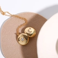 Dettaglio della collana medaglione sole e luna placcata oro con pietre di zircone - Oro