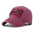 Dettaglio del ricamo 3D Los Angeles su cappello baseball in cotone bordeaux lavato - Regolabile / Borgogna