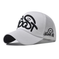 Dettaglio del cappellino in cotone lavato bianco con ricamo nero e retro in rete traspirante - Cappello trucker / Bianco