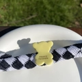Detail der gelben Bären-Haarspange mit schwarz-weißem Stoff-Haargummi im Karo-Muster - Bär - Gelb