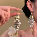Primer plano detallado de pendientes en forma de pez con escamas de concha iridiscente - Estilo de Gancho / 4# Gancho de Oreja - Oro Blanco (Forma de Pez Concha)