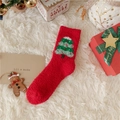 Calcetines rojos de forro polar coral con diseño de árbol de Navidad verde en alfombra - Árbol de Navidad