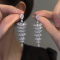 Funkelnde silberne Quastenohrringe mit Zirkonia-Kristallen in modischer Präsentation - Silber (925 Sterling Silber Ohrringstift)