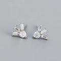 Orecchini a perno in argento S925 con zirconi a ventaglio su sfondo grigio chiaro - Argento 925 / Oro Bianco