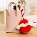 Mini sac cabas rose avec porte-clés oiseau en peluche rouge sur bois naturel - Perroquet Rouge