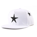 Witte snapback pet met platte rand, zwarte sterren borduursel en klassieke hiphop-stijl - 50-54cm Verstelbaar / Wit