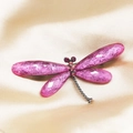 Libellen-Brosche in Rosa mit Strasssteinen auf champagnerfarbenem Seidenhintergrund - Purpurrot