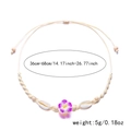 Detail einer verstellbaren Boho-Kette mit Muschel, Holzperlen und Frangipani-Blüte - Lila
