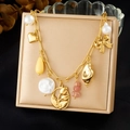 Collar de acero chapado en oro con dijes de tulipán, corazón, lazo y perlas en un estuche - Estilo de múltiples colgantes con tulipán y lazo (N3878)