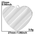 Dettaglio macro del ciondolo a cuore da 25mm con finitura a strisce e dimensioni - Ciondolo / Argento