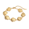 Dettaglio del bracciale a conchiglia in acciaio inossidabile placcato oro 18K con moschettone - Braccialetto di Conchiglie (31900) / Oro