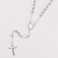 Dettaglio di una collana rosario d'argento con perline e ciondolo a croce su bianco - Stile 1 (Medaglia con Bordo in Strass) / Argento