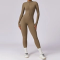 Bruine dames sport-bodysuit met lange mouwen, opstaande kraag en halve rits vooraan - S / Kameelbruin
