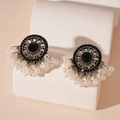 Dettaglio di orecchini vintage boho con nappe di perle bianche e strass brillanti - Orecchini a Bottone con Perle Tonde Nere con Perno in Argento