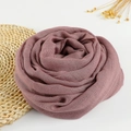 Detail of soft dusty pink cotton linen scarf with elegant frayed edges and woven texture - 190x100cm / Dusty Pink