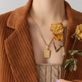 Collana quadrata dorata con ciondolo lettera W in rilievo su catena a corda intrecciata - Lettera W Oro