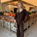 Set in maglia marrone scuro con top con bottoni e scollo a V e pantaloni dritti a vita alta - S / Marrone