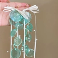 Detalle de pendientes largos de concha con lazos de cinta blanca y ganchos dorados - Estilo de Gancho para la Oreja / Lazo Verde