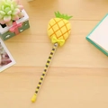 Penna gel creativa pon pon ananas con fiocco a pois gialli e fusto a righe - Ananas