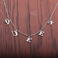 Collier en acier inoxydable avec pendentif lettres Queen sur un fond en bois sombre - Argent QUEEN
