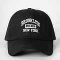 Detail der weißen Brooklyn New York 3D-Stickerei auf schwarzem Baumwoll-Baseballcap - Einheitsgröße / Schwarz
