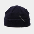 Dunkelblaue Strickmütze mit silbernen Metallnadeln und Ringen im Street-Style - M (56-58cm) / Marineblau