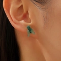 Macro di orecchino a forma di mosca verde realistica in resina indossato sul lobo - Verde