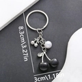 Llavero de cereza negra con perlas blancas y aro metálico, medida 8,3x3 cm - Cereza Negra Tono Plata (Cadena de Plata)
